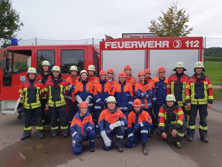 Jugendfeuerwehr mit Ausbildern